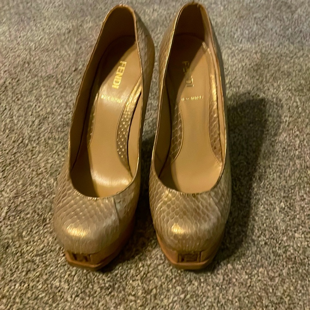 Fendi gold platform heeled shoes size 37